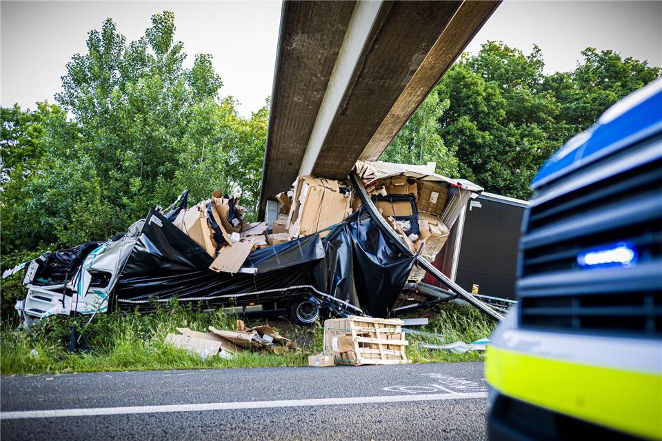 Der Lastwagen war von der Fahrbahn abgekommen und gegen eine Brücke geprallt.Moritz Frankenberg/dpa