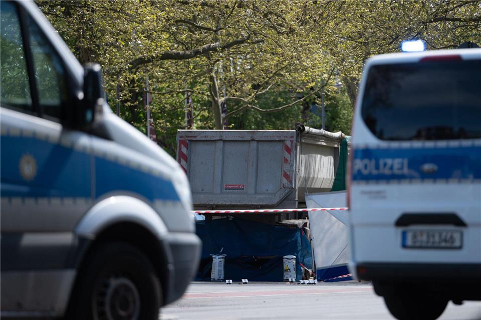 Der Lastwagen wollte laut Polizei in der Neuköllner Straße rechts abbiegen. Markus Lenhardt/dpa