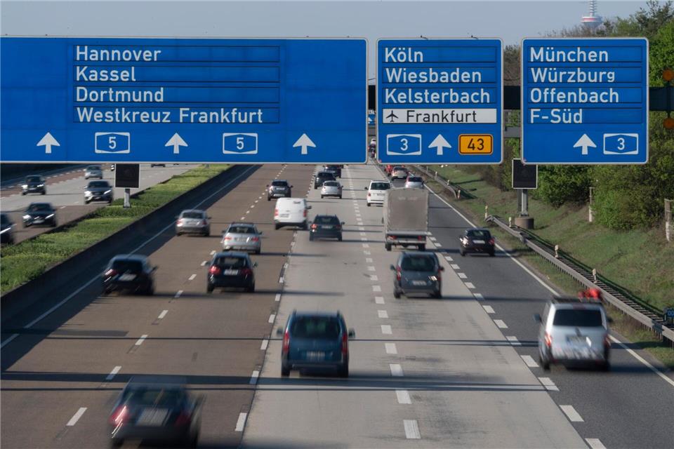 Der Lastwagenfahrer habe leichte Verletzungen erlitten, sagte eine Polizeisprecherin. (Symbolbild)Boris Roessler/dpa