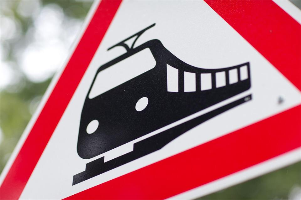 Der Lastwagenfahrer hatte mutmaßlich vergessen, die Kippmulde seines Fahrzeugs abzusenken, bevor er den Bahnübergang überquerte. (Symbolbild)Friso Gentsch/dpa