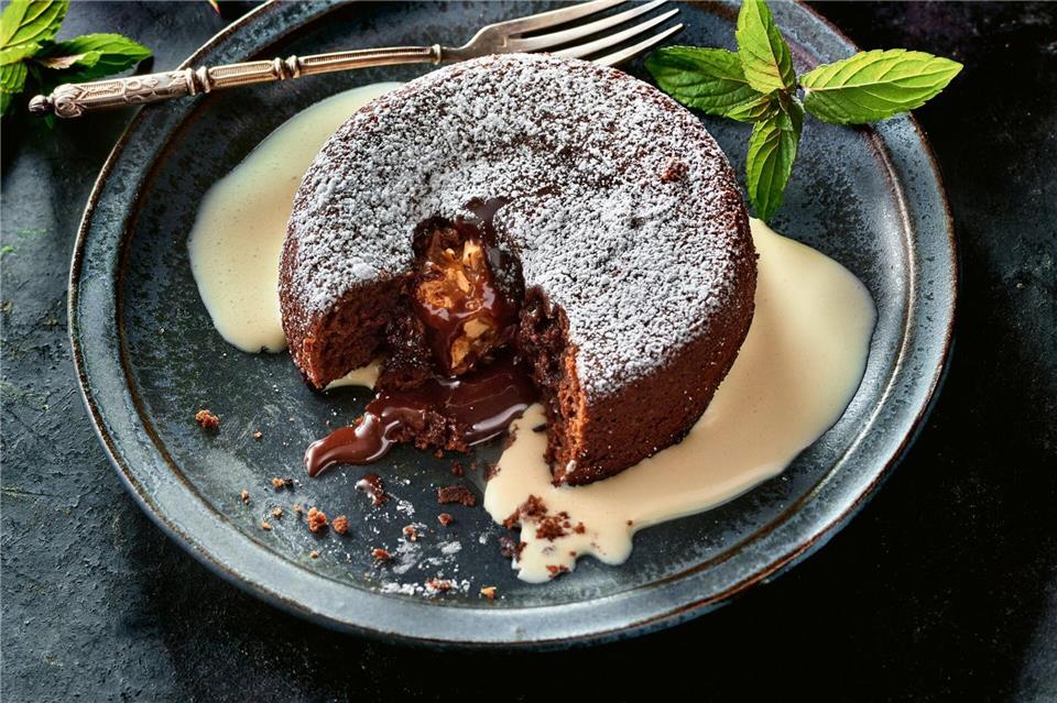 Der Lava-Cake ist ein Hit von Fernsehkoch Christian Henze. Er bereitet den Schokokuchen mit flüssigem Kern in Soufflé-Formen im Airfryer zu. Hubertus Schüler/Becker Joest Volk Verlag/dpa-tmn