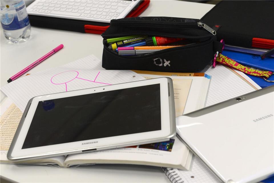 Der Lehrer wurde für seinen innovativen Unterricht ausgezeichnet. (Symbolbild) picture alliance / Arne Dedert/dpa