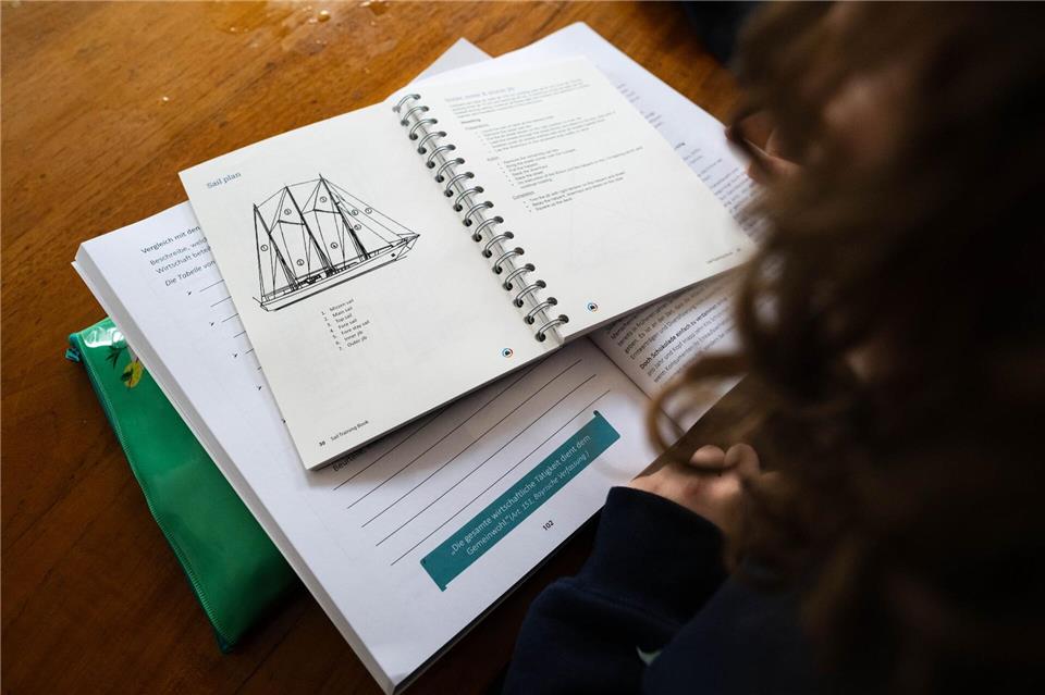 Das segelnde Klassenzimmer - Eine besondere Schule auf See  Der Lehrplan orientiert sich an der elften Klasse niedersächsischer Gymnasien.Sina Schuldt/dpa