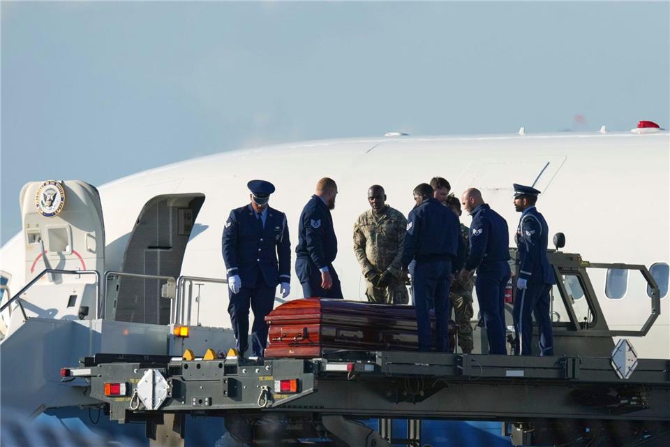 Charlie-Kirk-Tod: Tatverdächtiger nach Tipp festgenommen Der Leichnam wurde überführt.Ross D. Franklin/AP/dpa