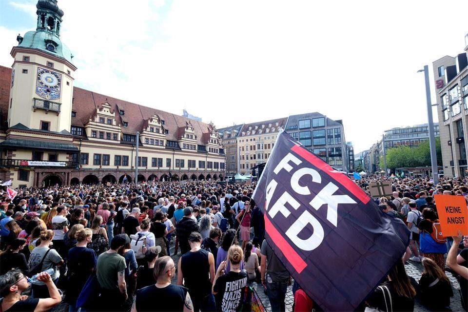 Der Leipziger Marktplatz war bei der Kundgebung gegen Rechtsextremismus gut gefüllt. Sebastian Willnow/ dpa/dpa