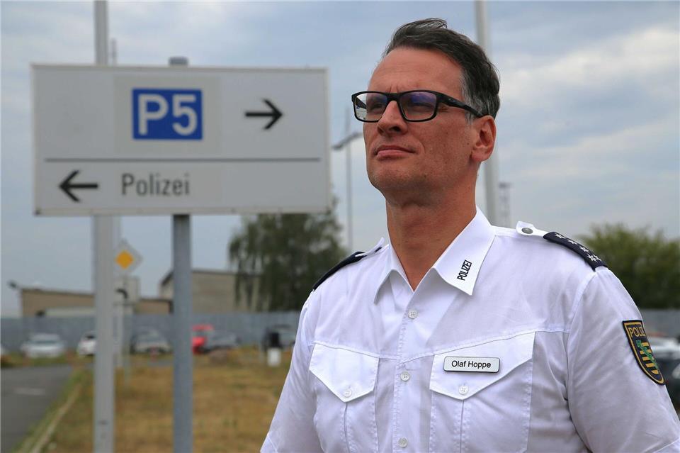 Der Leipziger Polizeisprecher hat über den weiteren Fortgang der Ermittlungen zum nächtlichen Drohnen-Vorfall am Flughafen Leipzig berichtet.Tobias Junghanns/dpa
