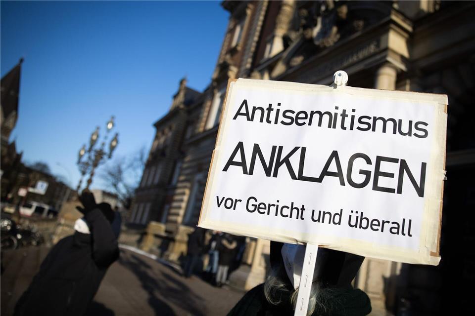 Der Leiter der Dokumentationsstelle Antisemitismus fordert langfristige Förderung von Projekten. (Symbolbild)Christian Charisius/dpa