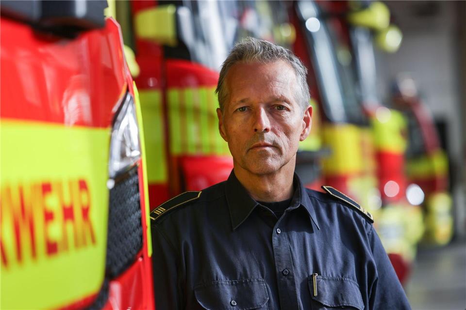 Der Leiter der Feuerwehr in Ratingen, Markus Feier, berichtet von schwerem Belastungen der Einsatzkräfte nach dem Mordanschlag in einem Hochhaus vor zweieinhalb Jahren. Oliver Berg/dpa