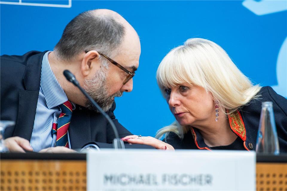 Der Leiter des Berliner erfassungsschutzes, Michael Fischer und Innensenatorin Iris Spranger (SPD) stellen den neuen Verfassungsschutzbericht vor. (Archivbild)Christophe Gateau/dpa