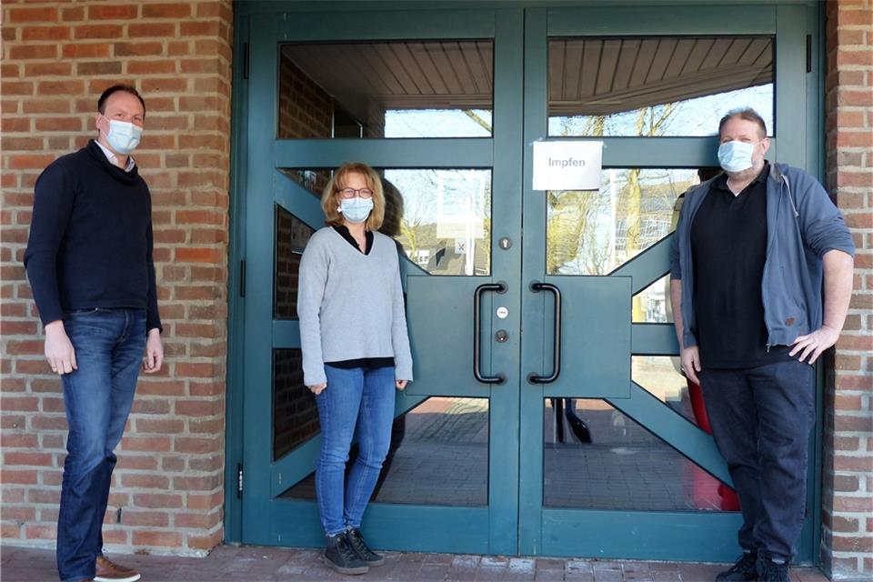 Der Leiter des Ordnungsamts Norbert Altrogge (links), Stephanie Bahde und Michael Mels koordinieren die Impfaktion für Mitarbeitende in den Raesfelder Grundschulen, Kitas und in der Tagespflege.