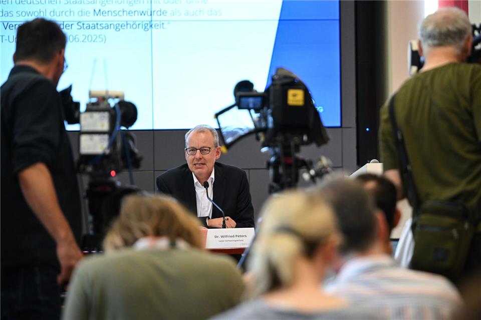 Der Leiter des Verfassungsschutzes legt die Begründung dafür vor, warum die AfD in Brandenburg als gesichert rechtsextremistische Bestrebung eingestuft wird. Britta Pedersen/dpa