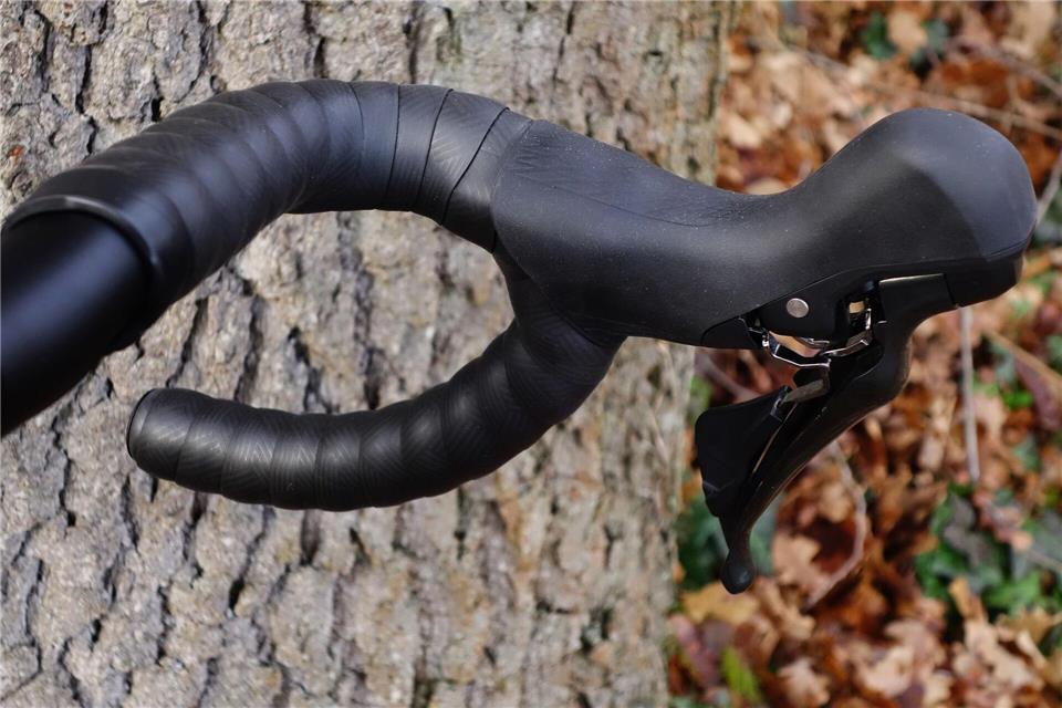 Der Lenker ist flach nach hinten gebogen, die Hebel haben eine Doppelfunktion: Bremsen und Schalten.Stefan Weißenborn/dpa-tmn