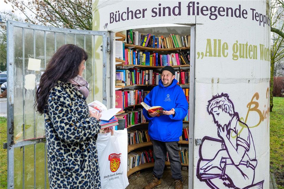 Der Lesestoff geht nicht aus. Aus einem Keller, der als Lager dient, kann Nachschub geholt werden.Patrick Pleul/dpa