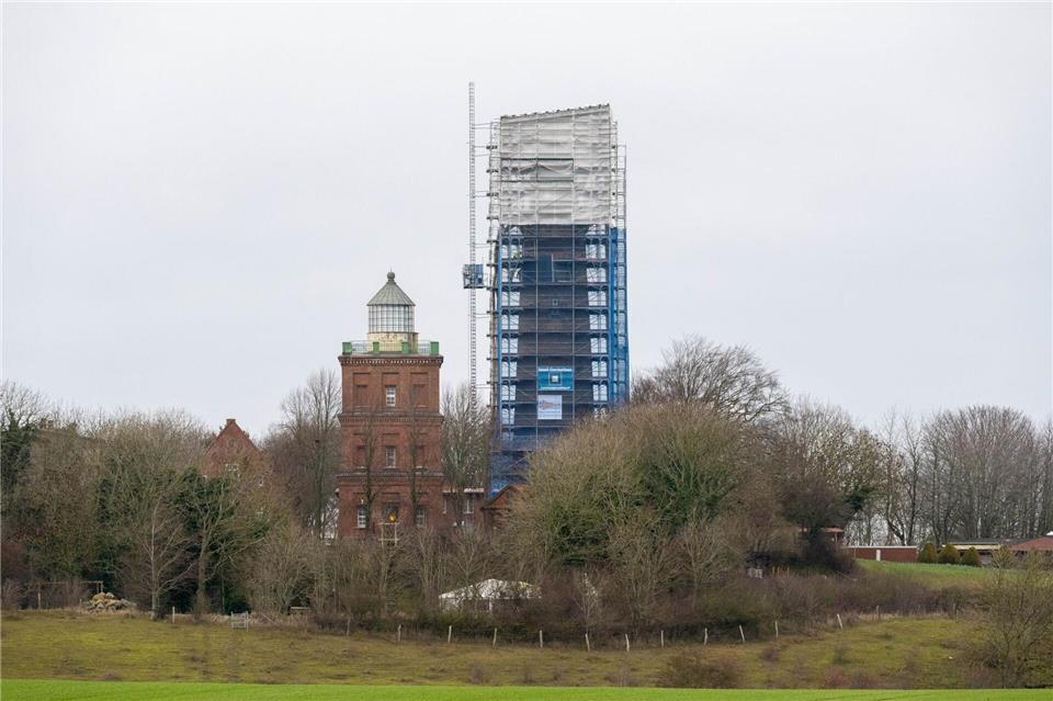 Der Leuchtturm an Kap Arkona ist derzeit hinter einem Gerüst und teils Planen versteckt.Stefan Sauer/dpa