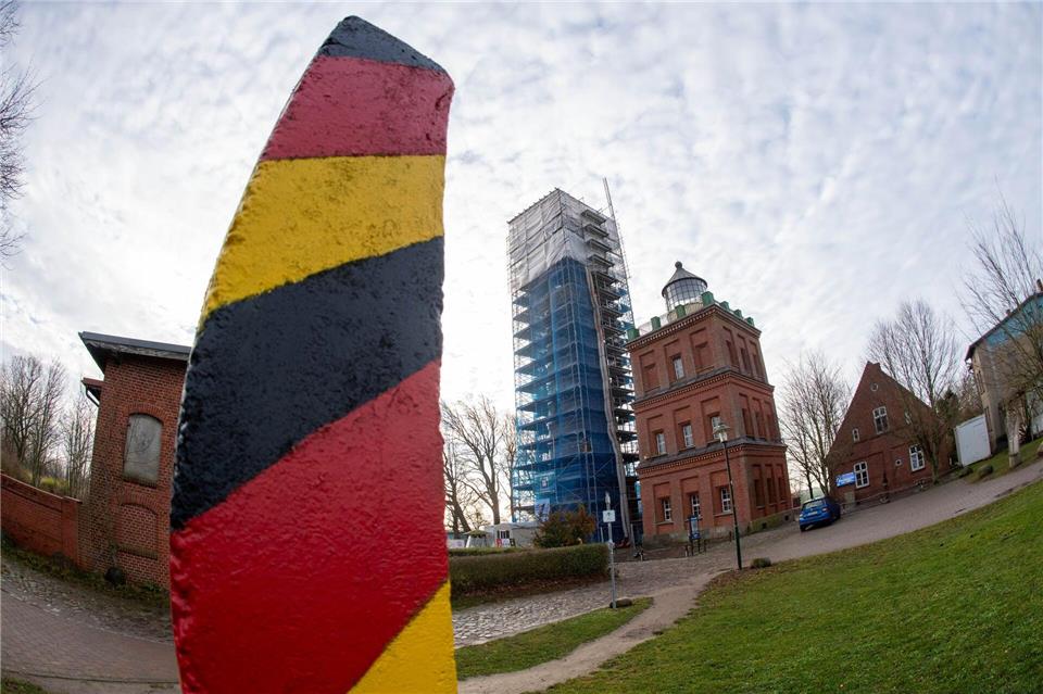 Der Leuchtturm ist nicht das einzige historische Schifffahrtszeichen am Kap.Stefan Sauer/dpa