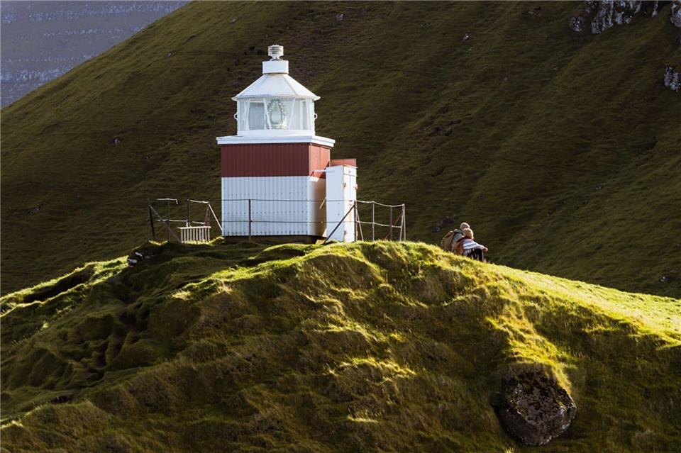 Der Leuchtturm von Kallur auf der Insel Kalsoy war Schauplatz für den James-Bond-Film „Keine Zeit zu sterben“.João Falcão/@joaoffalcao/Faroephoto.com/dpa-tmn