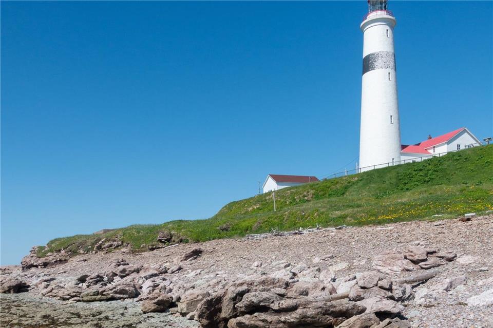Der Leuchtturm von Point Amour wacht über uralte Landschaft.Andreas Drouve/dpa-tmn