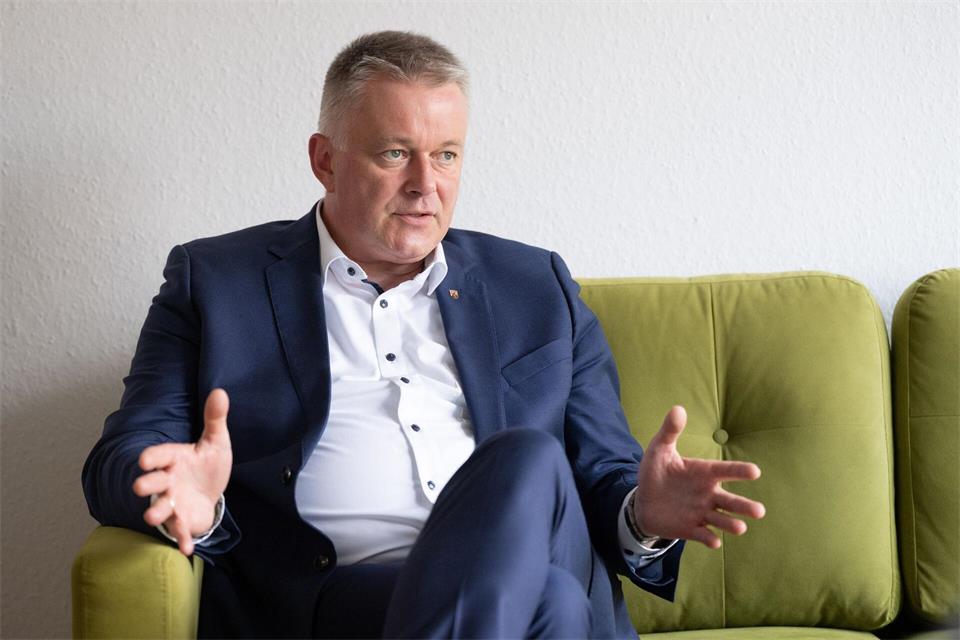 Der Liefer- und Transportweg über den Rhein ist für die rheinland-pfälzische Wirtschaft von großer Bedeutung. (Archivbild)Boris Roessler/dpa