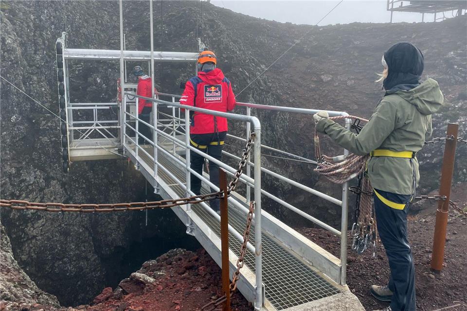 Der Lift, der ins Innere des Thrihnukagigur-Vulkans hinabfährt, ist ein Überbleibsel von Dreharbeiten.Manuel Meyer/dpa-tmn
