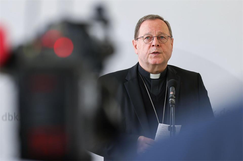 Der Limburger Bischof Georg Bätzing suspendierte den Pfarrer, der um einen Verzicht auf das Priesteramt gebeten hatte. (Archivbild)Daniel Löb/dpa