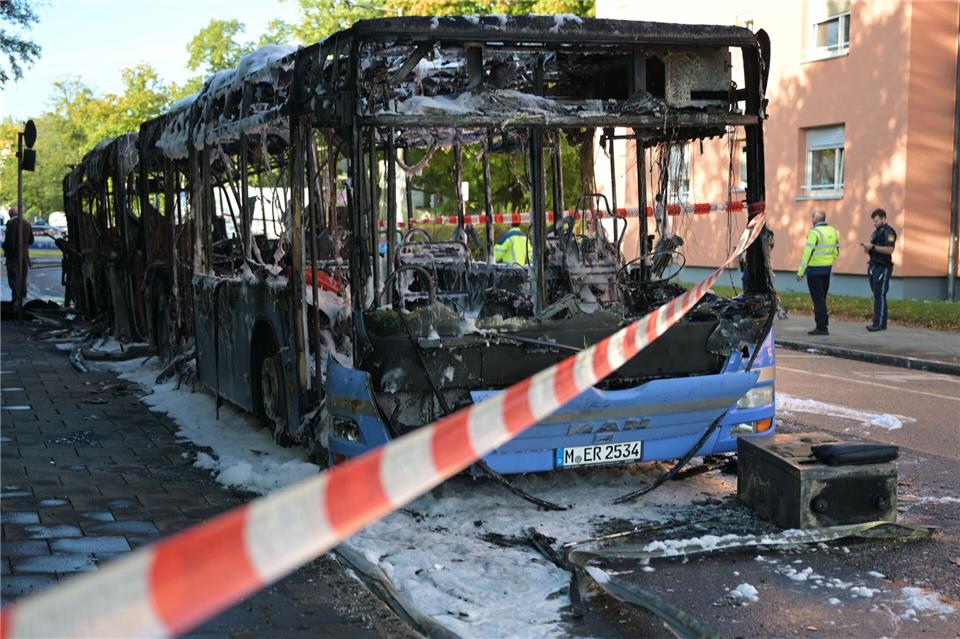 Der Linienbus fing während der Fahrt Feuer.Malin Wunderlich/dpa