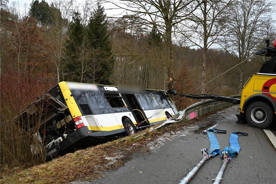 Der Linienbus war den Hang hinuntergerutscht.Katharina Kausche/dpa