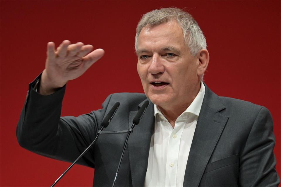 Der Linke-Bundestagsabgeordnete und frühere Parteichef Jan van Aken findet die aktuelle Kritik an der Linke überzogen. (Archivbild) Michael Bahlo/dpa