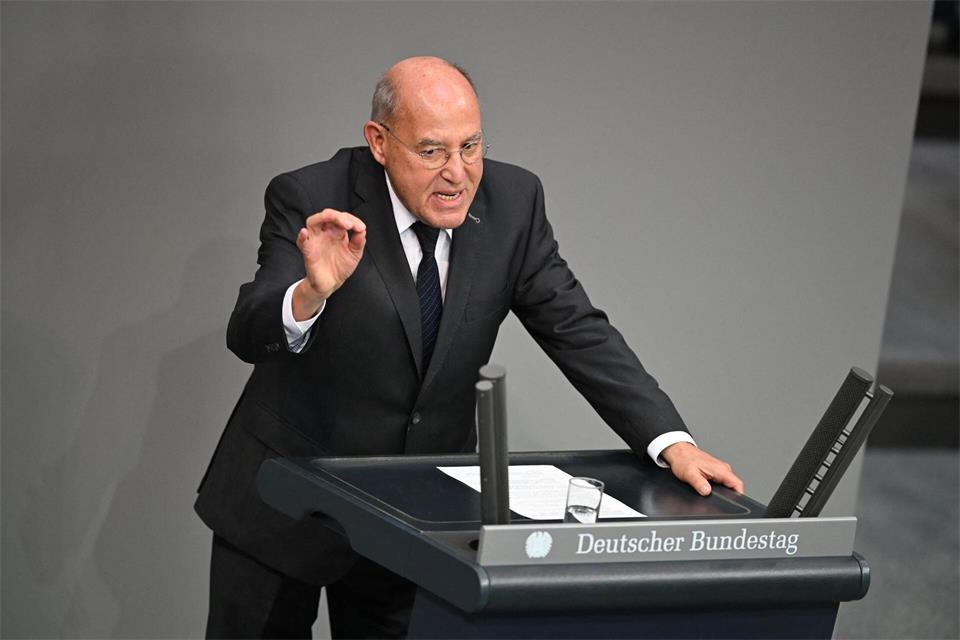 Der Linken-Abgeordnete Gysi wehrt sich gegen die Kritik der anderen Parteien.Michael Brandt/dpa