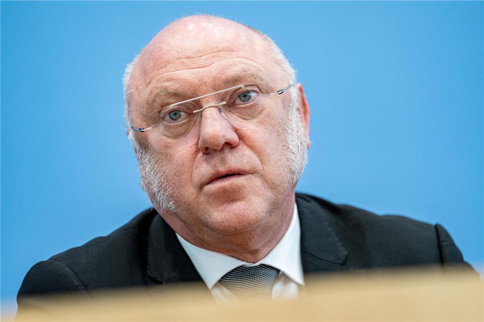 Der Linken-Politiker und Sozialexperte Ulrich Schneider listet in einem Papier mögliche Folgen von geplanten Kürzungen. (Archivbild)Fabian Sommer/dpa