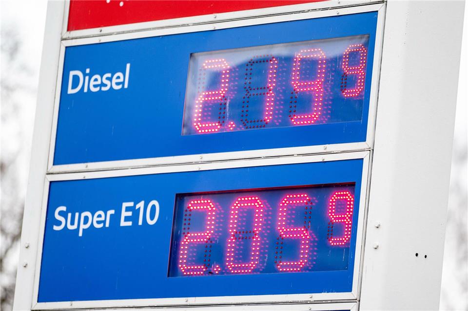 Der Liter Diesel kostet derzeit an der Tankstelle über 2 Euro. (Symbolbild)Fabian Sommer/dpa