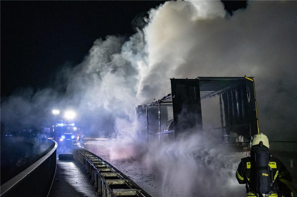 Der Lkw-Fahrer blieb unverletzt.Jonas Nolte/Feuerwehr Iserlohn/dpa
