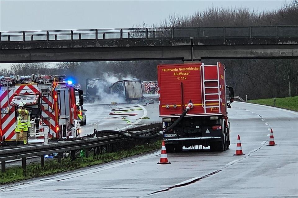 Der Lkw-Fahrer starb. Markus Gayk/dpa