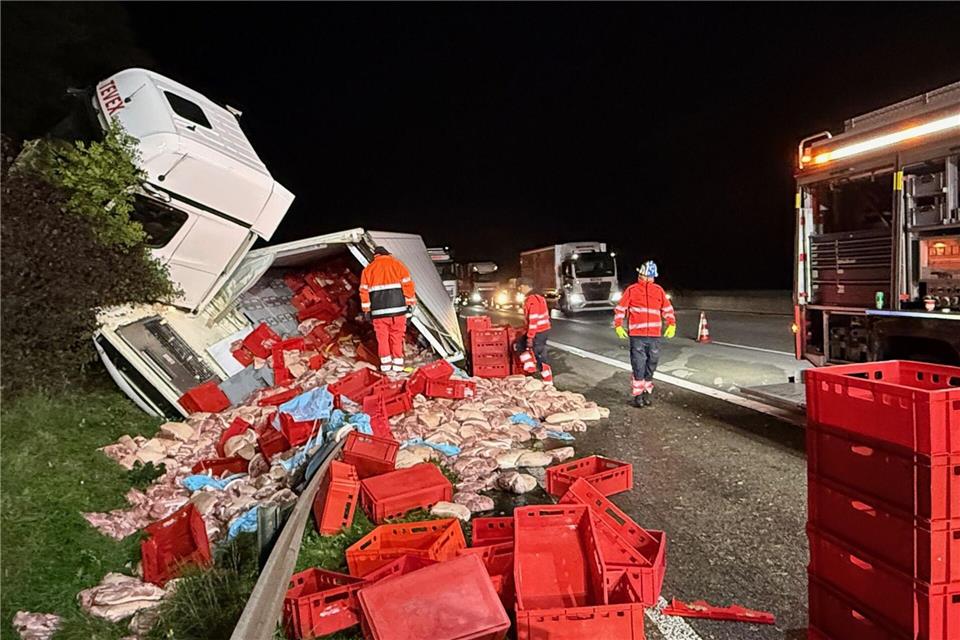 Fleisch, Schnaps und Scherben auf der A5 Der Lkw hatte rund 16 Kilo Fleisch geladen.Mike Seeboth/dpa
