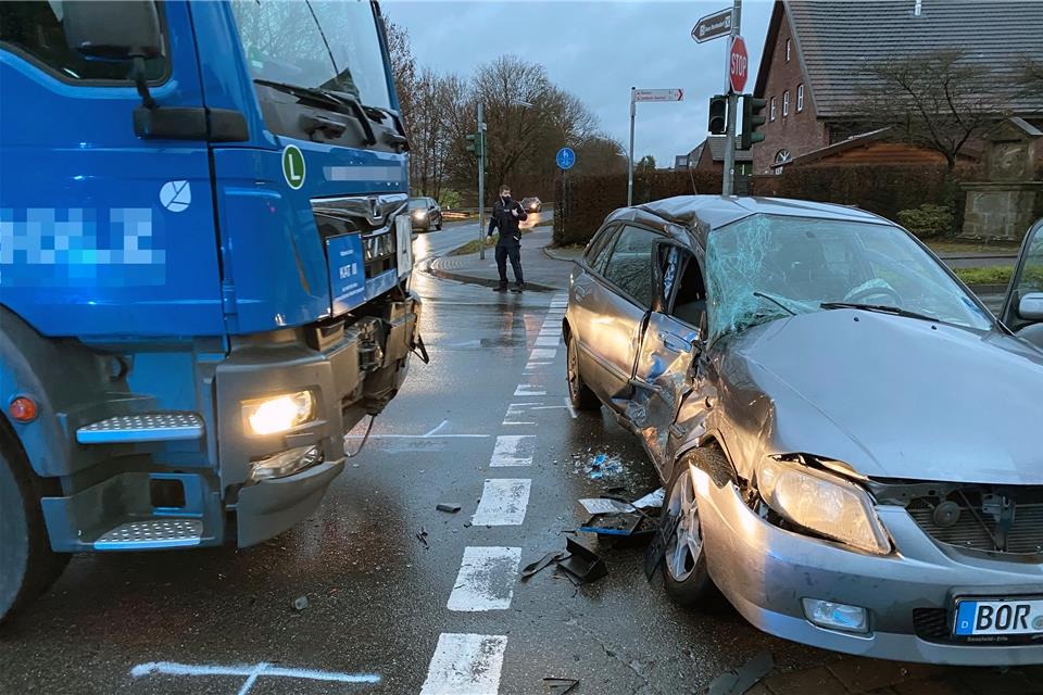 Der Lkw kollidierte seitlich mit dem Auto der Raesfelderin. 