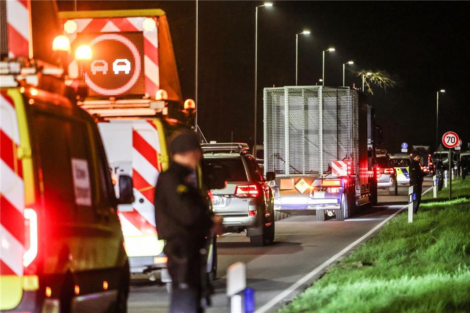 Der Lkw mit dem Castor fährt auf der A44 von Jülich nach Ahaus.