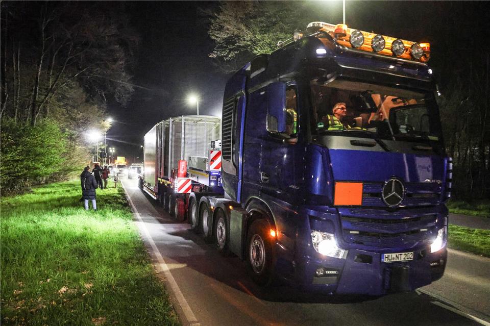 Der Lkw mit dem Castor verlässt das Forschungszentrum Jülich. (Bild vom 24. März)