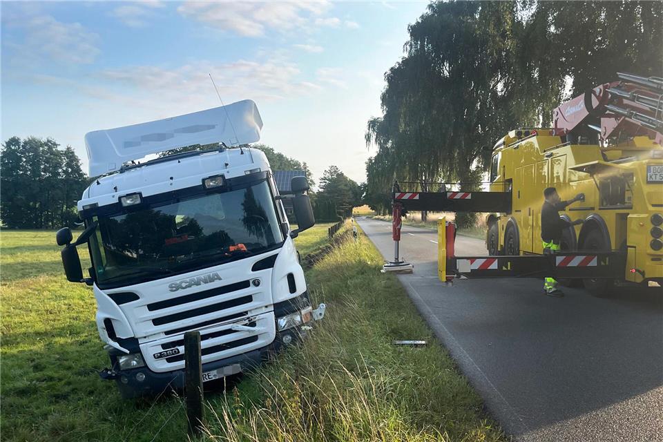 Lkw landet in Bahnhof Reken im Graben Der Lkw muss durch eine Spezialfirma geborgen werden.