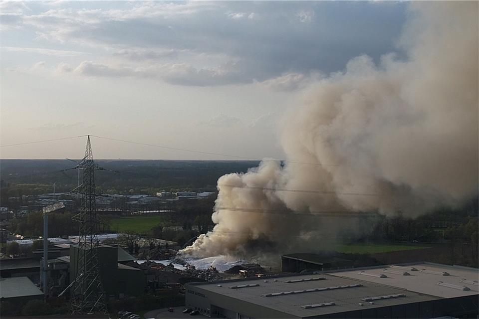 Der Löscheinsatz mit Schaum läuft. Die Rauchwolke wird deutlich heller.