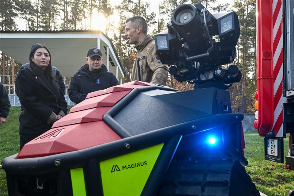 Entwicklungsministerin wirbt um Investitionen in die Ukraine  Der Löschroboter wurde von einer deutschen Firma entwickelt.Hendrik Schmidt/dpa