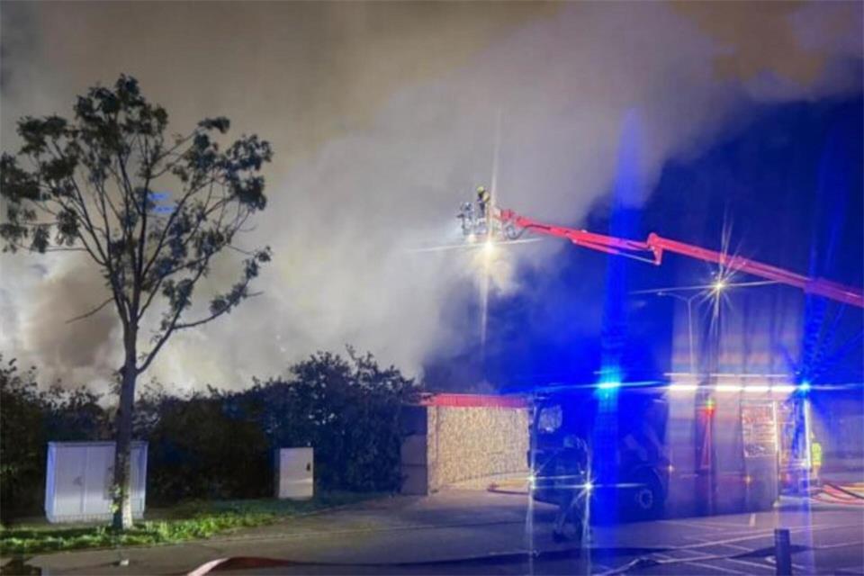 Der Löschuzug Suderwick unterstützte die Brandweer mit elf Einsatzkräften und zwei Fahrzeugen.