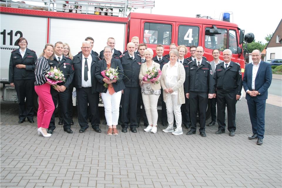 Der Löschzug Weseke hielt seine Jahresversammlung ab und ehrte und beförderte Feuerwehrfrauen und -männer. Mit dabei Borkens Wehrführer Stefan Döking (2.v.r.) und der Erste Beigeordnete Norbert Nießing (r.), Ordnungsamtsleiter Rene Terwohlbeck (3.v.r.) sowie Ortsvorsteherin Birgitte Niehoff-Elsing (7.v.r.).
