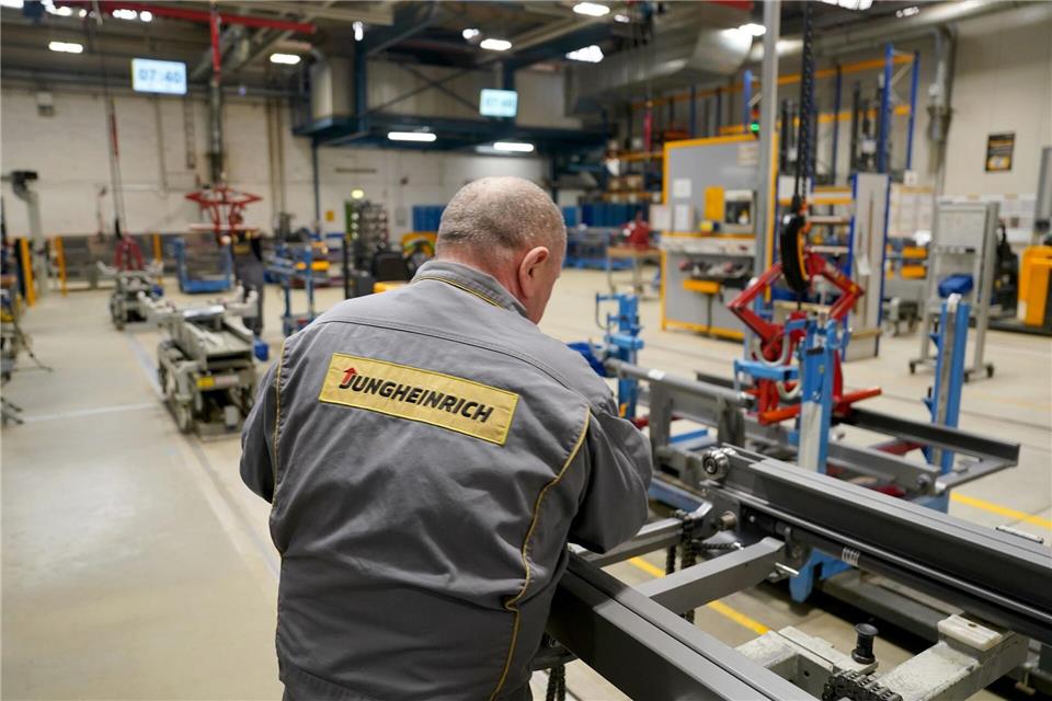 Der Logistikdienstleister Jungheinrich hat nach eigenen Angaben mehr als 8.200 Beschäftigte in Deutschland. (Archivbild)Marcus Brandt/dpa