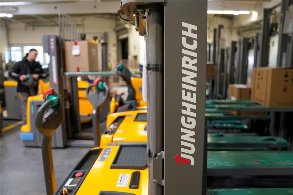 Der Logistikdienstleister Jungheinrich hat nach eigenen Angaben mehr als 8.200 Beschäftigte in Deutschland. (Archivbild)Marcus Brandt/dpa