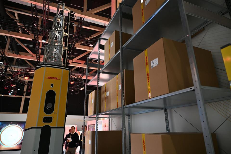 Der Logistikroboter DexoryView bei einer Vorführung im DHL-Innovationszentrum.Wolf von Dewitz/dpa