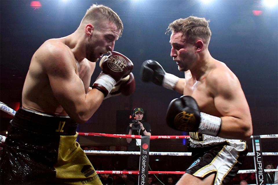 Der Lokalmatador Nick Morsink (rechts) steigt im Hauptkampf gegen den Marokkaner Anas Abouri in den Ring.