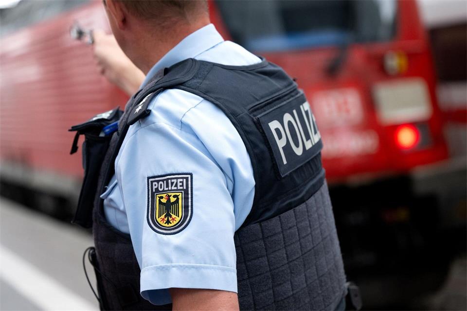 Der Lokführer konnte seinen Dienst nach dem Vorfall nicht fortsetzen und musste ersetzt werden. (Symbolbild)Sven Hoppe/dpa