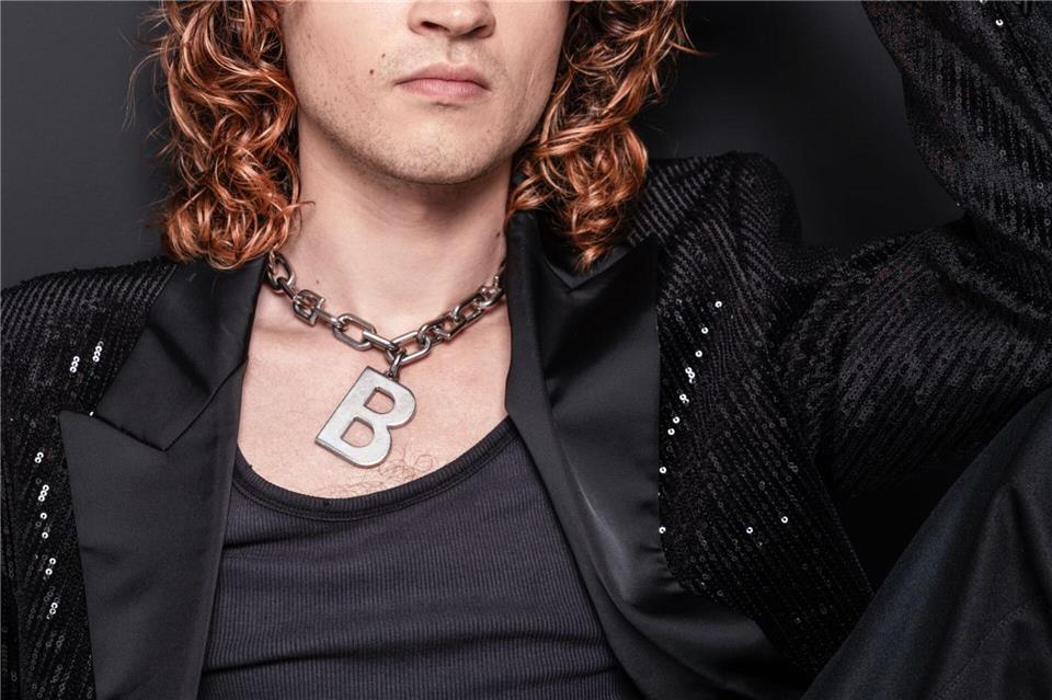 Der Look „Night Ride“ ist eine Anspielung auf den Glam Rock. Der Pony ist hier kurz und lockig, die Haare an den Seiten fließen in Locken leicht über die Schultern.Erwin Wenzel/ZV Friseurhandwerk/dpa-tmn