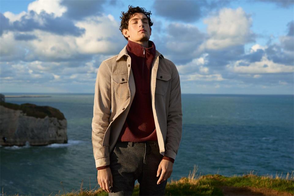 Der Look von Digel verbindet drei Trends der Saison: dicker Rollkragen, Cord und die Trendfarbe Rot (Preis auf Anfrage).Digel/dpa-tmn