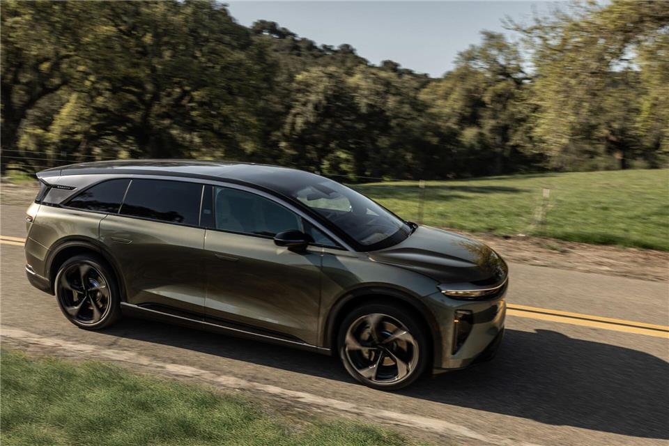 Der Lucid Gravity kommt trotz seiner Länge auch flott durch enge Landstraßenkurven.Lucid/dpa-tmn