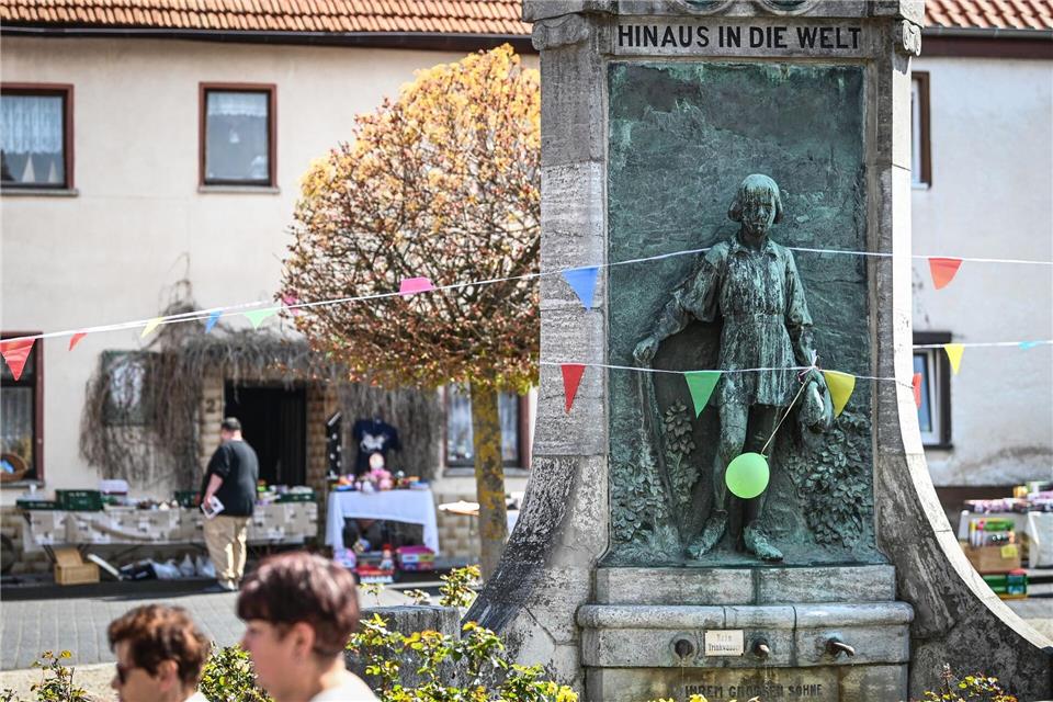 Der Lutherbrunnen in der Innenstadt von Mansfeld zeigt Luther als 13-jährigen Jungen.Heiko Rebsch/dpa